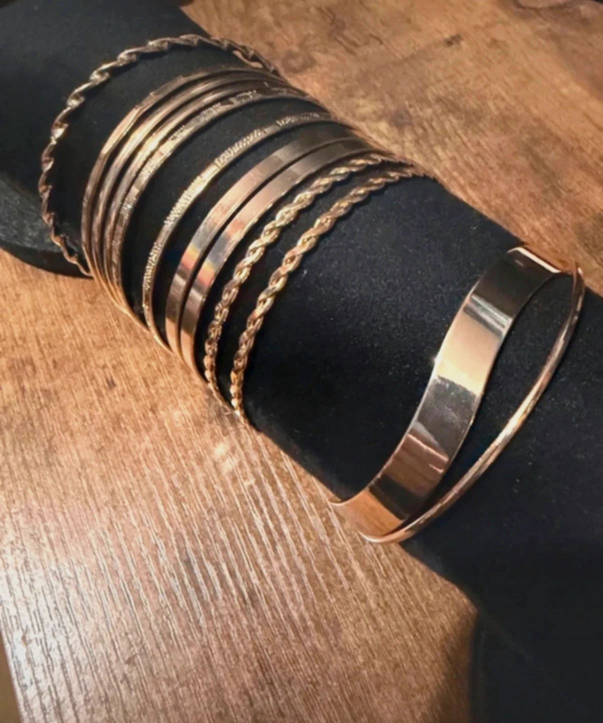 Ensemble de 11 bracelets joncs dorés assortis