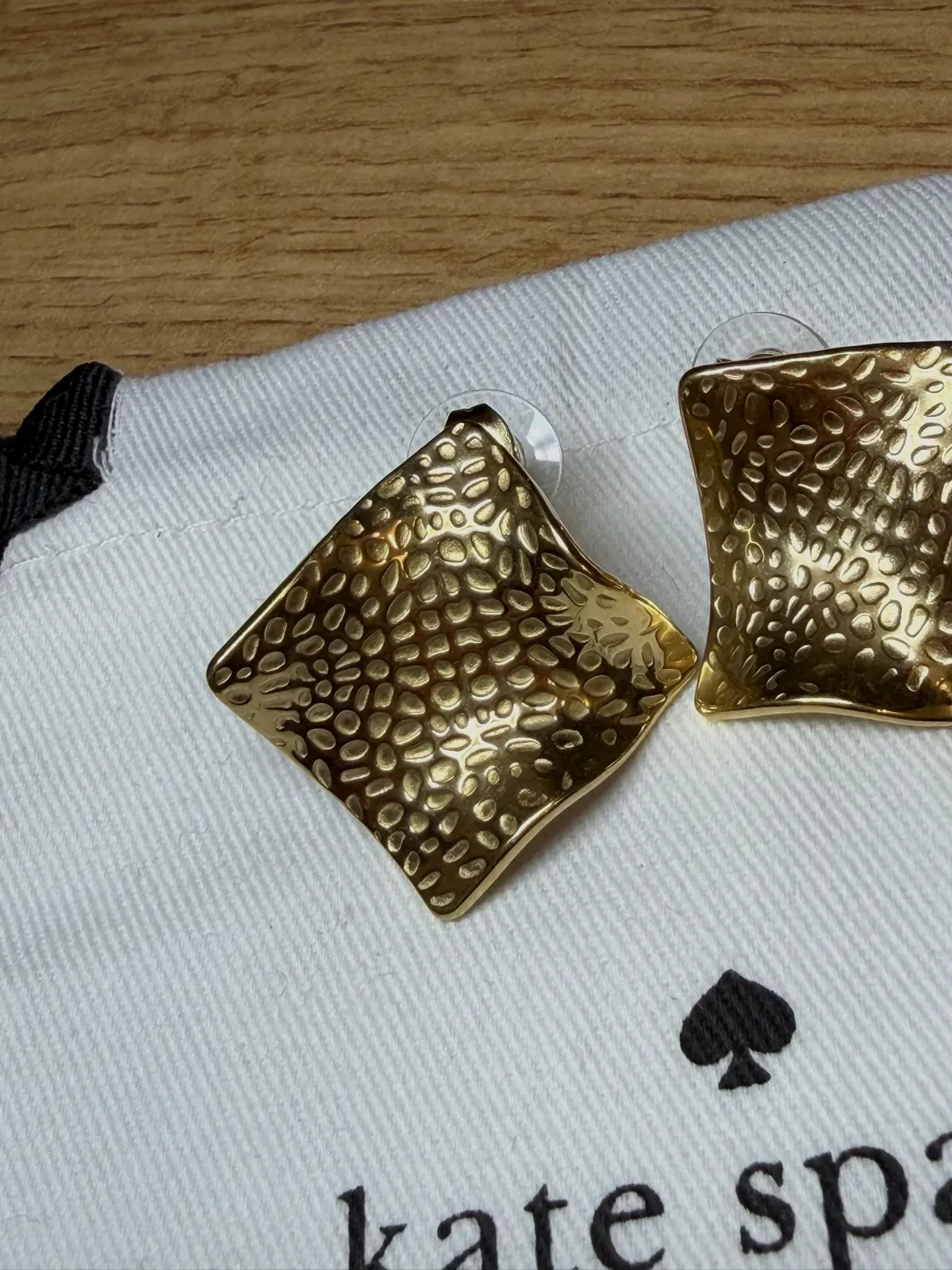 Boucles d'oreilles dorées martelées Kate Spade – Kate Spade – dorée – taille Taille unique 2