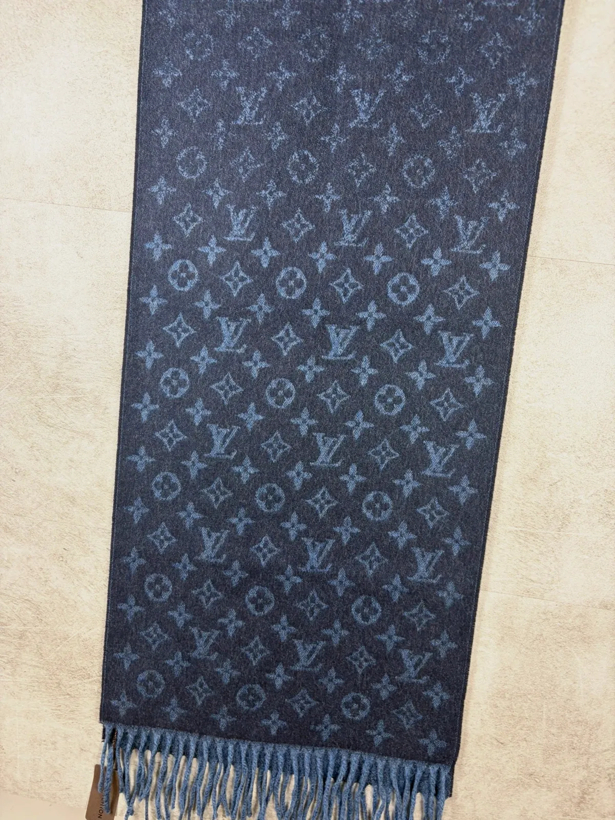 Louis Vuitton femme écharpe Reykjavik Gradient M70868 cachemire Monogram bleu – Louis Vuitton 3