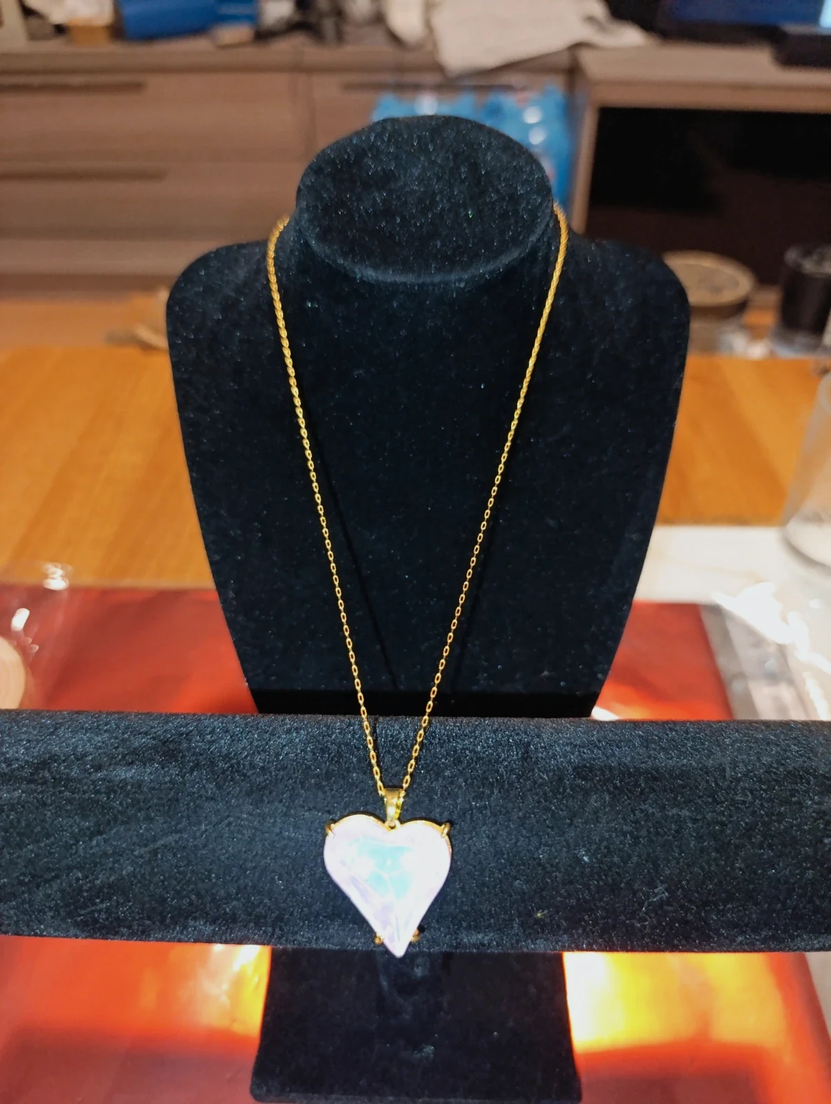 Collar acero dorado con Corazón acrilico rosado 48 cms