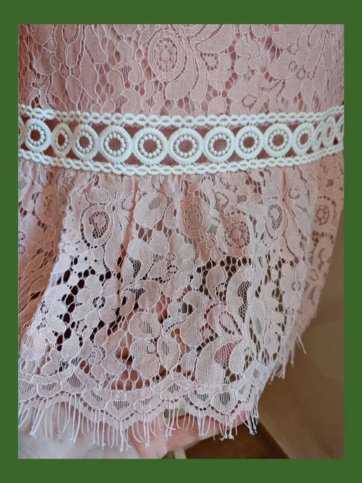 🌺Bonita falda de encaje rosa con pasamanería blanca y volante, talla M – Sweewë – taille M / 38 / 10 4