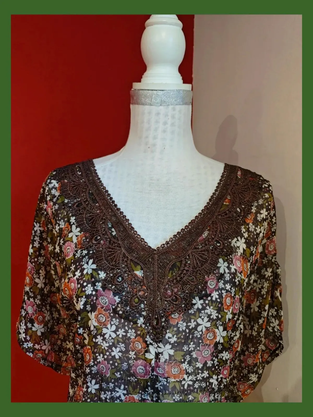 🌺 Bonito caftán de gasa marrón con florecitas y aplicación de crochet en escote, talla L – Klever Mode – taille L / 40 / 12 3
