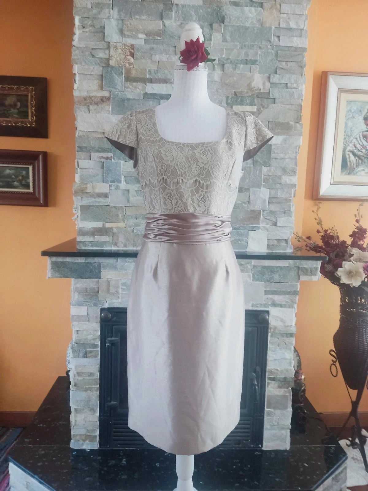 🔥 Maravilloso vestido para eventos tono dorado con blonda en la parte superior