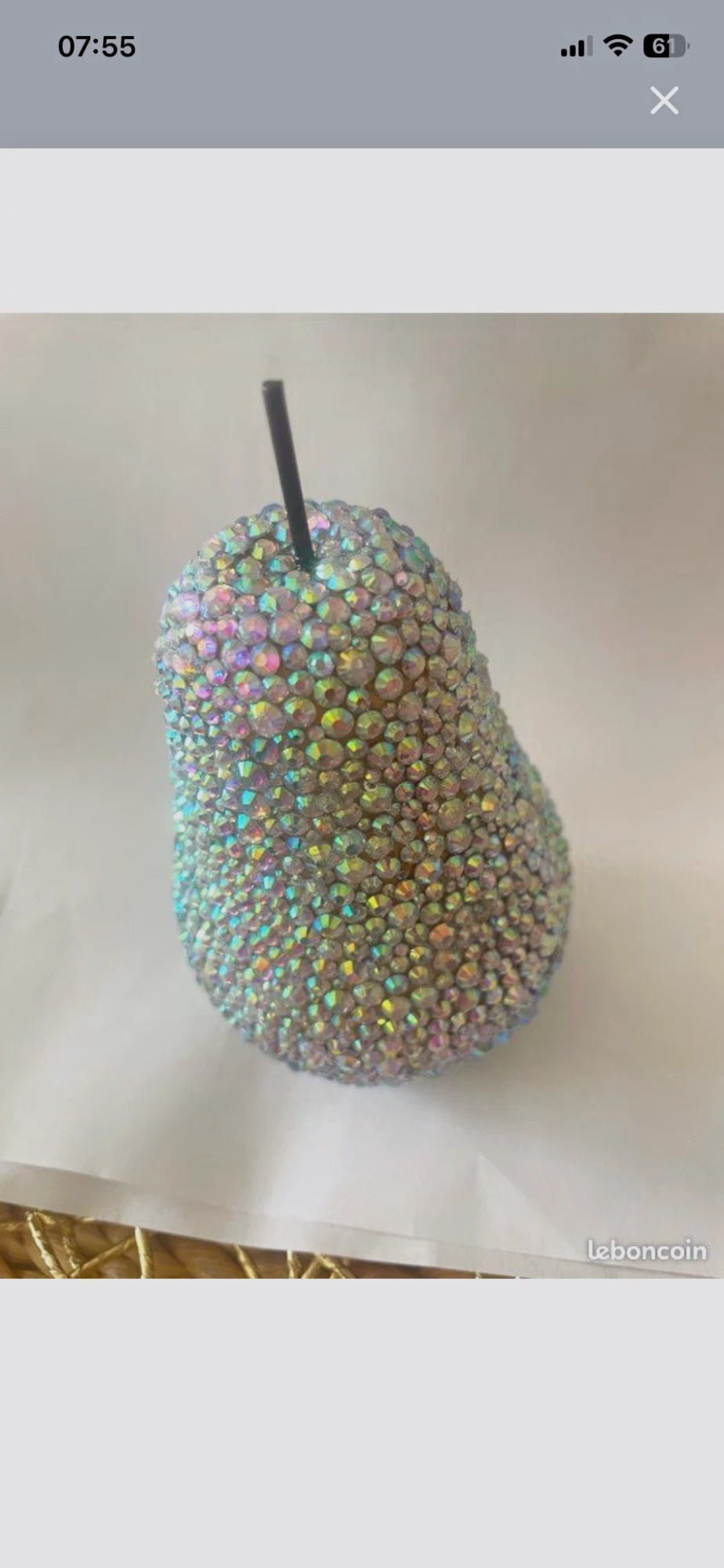 Poire décorative recouverte de strass irisés