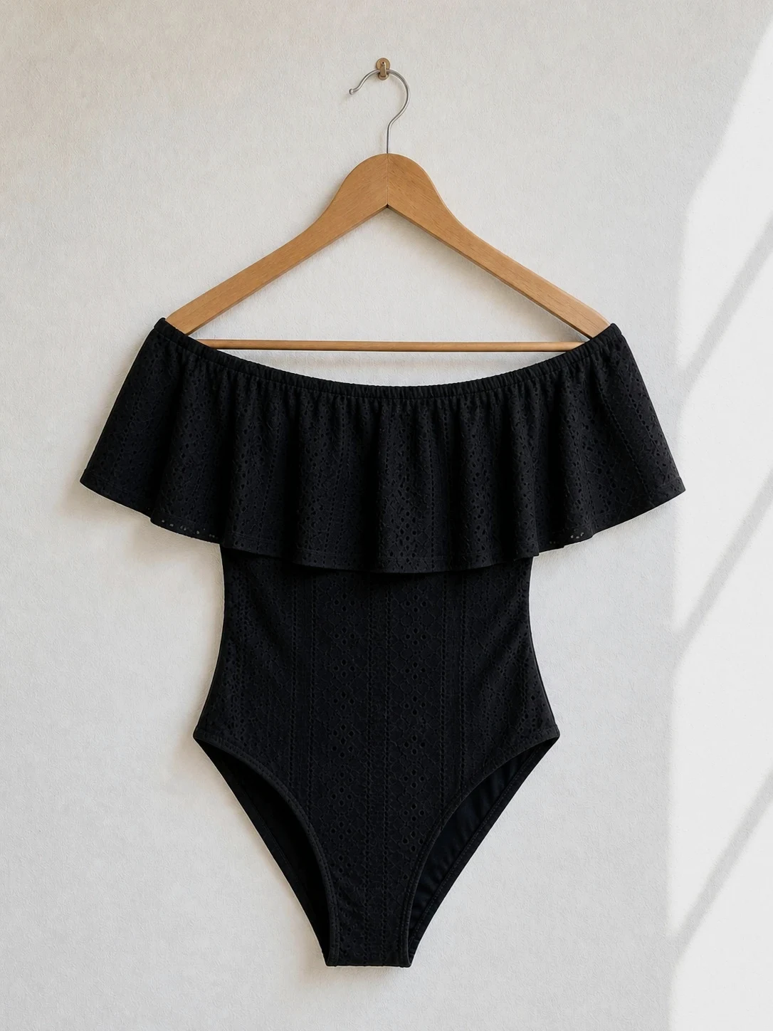Maillot de bain noir une pièce S neuf – bustier épaules dénudées, volant tendance