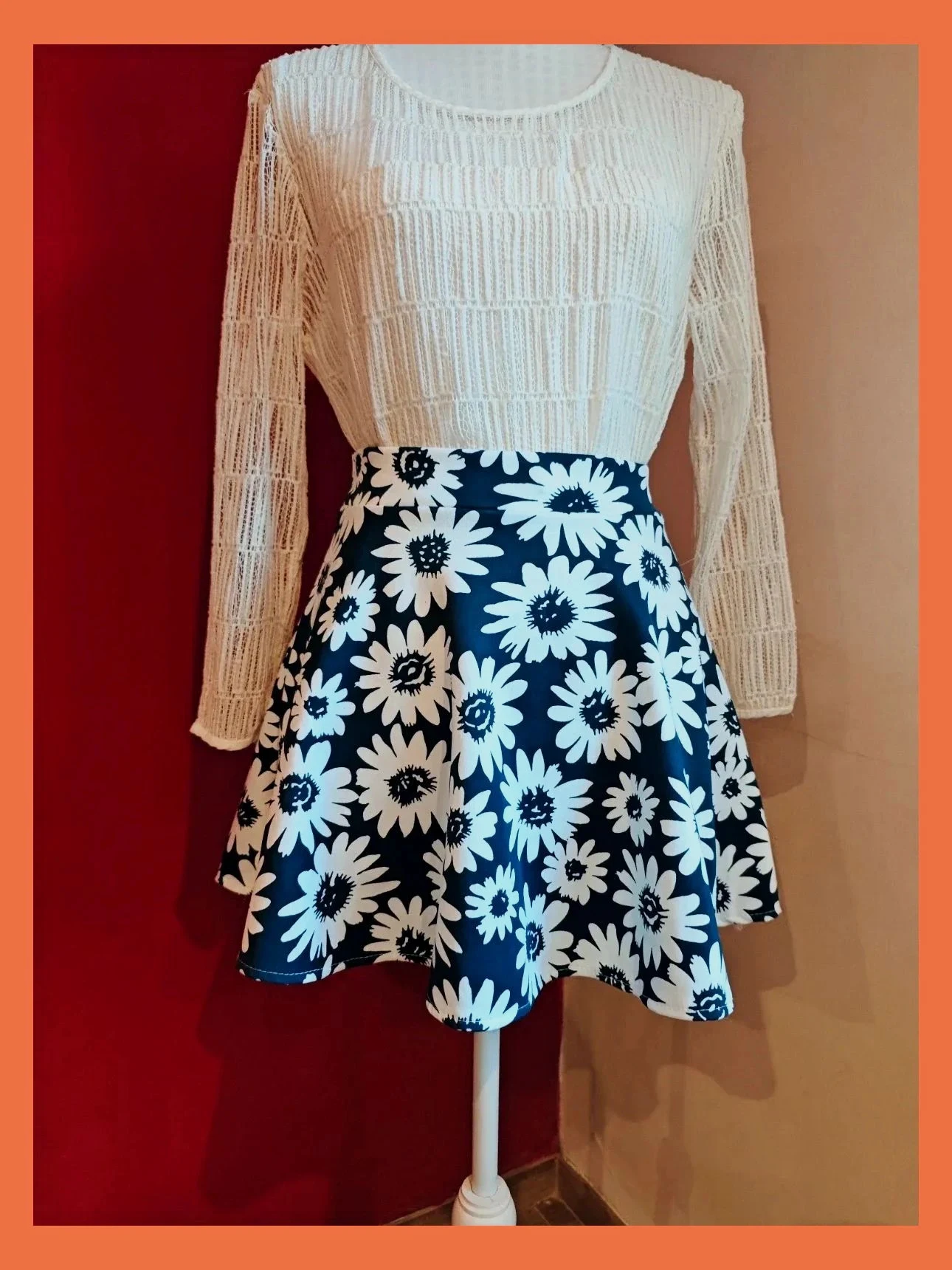 🌺Estilosa minifalda con vuelo azul marino con flores blancas – taille S / 36 / 8