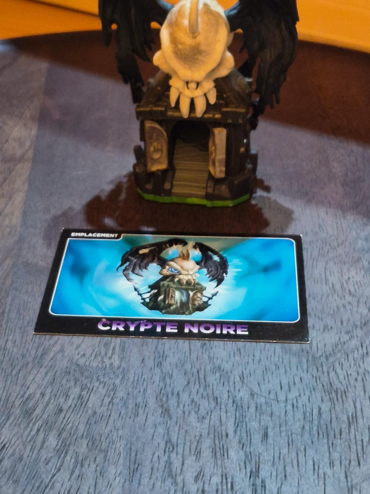 Figurine Skylanders Crypte Noire (Darklight Crypt) + Carte officielle FR