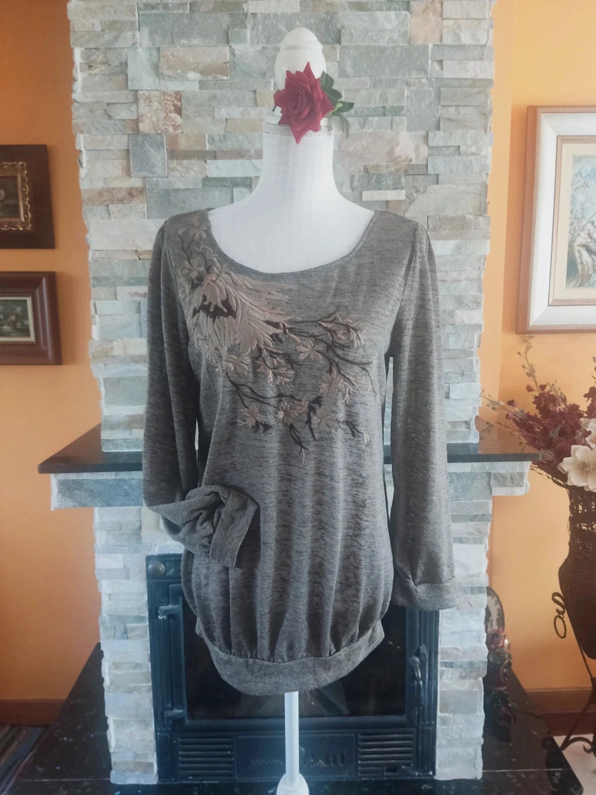 🔥Original camiseta en tonos marrón con jaspeado y bonito borrado floral en el frente