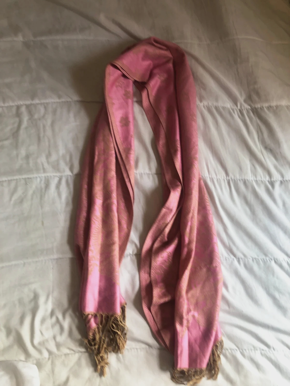 Grand châle / Écharpe style Pashmina – Rose satiné & motifs dorés. – Pashmina