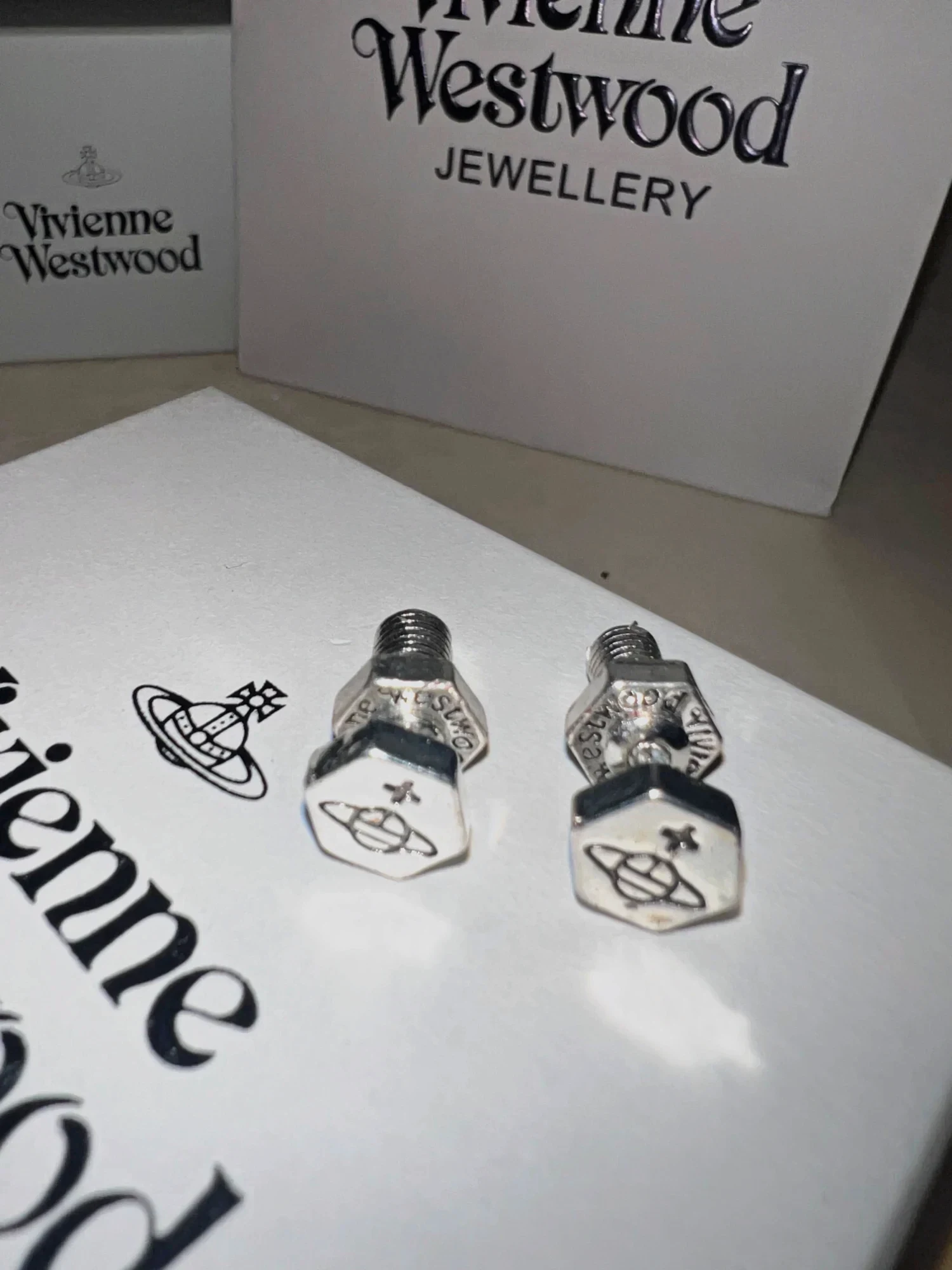 Boucles d'oreilles Vivienne Westwood argentées forme boulon
