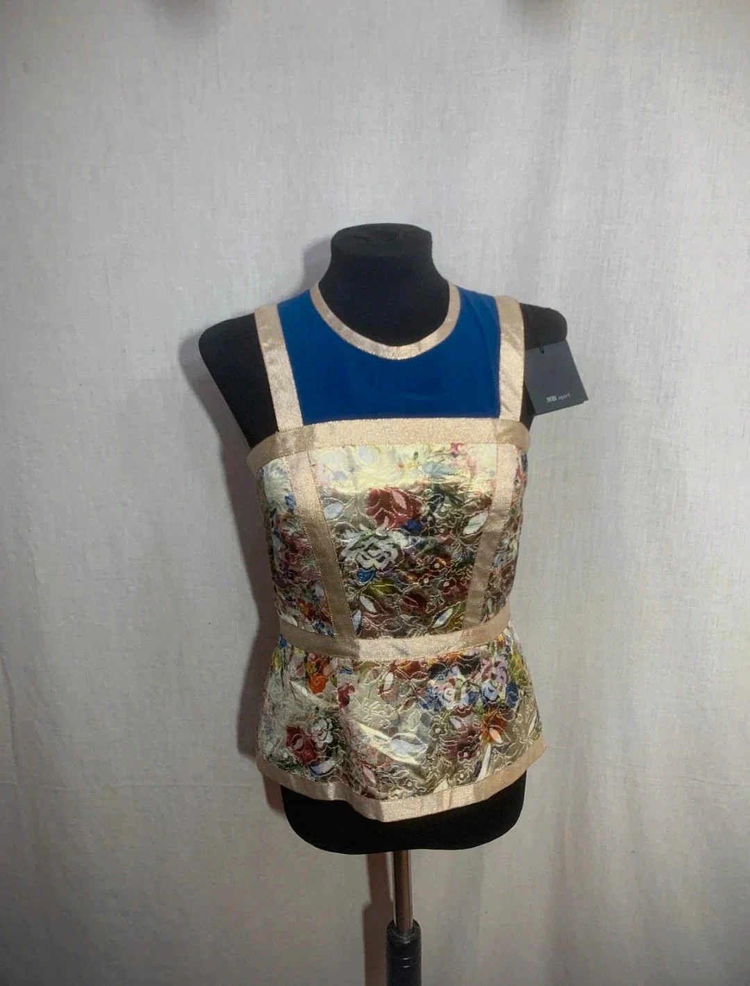 Blusa Ceremonia Azul y Dorada con Estampado Floral | Blue Gold Ceremony Blouse with Floral Print