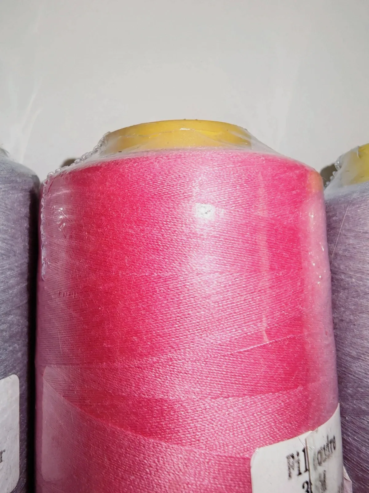 Lot de 3 grandes bobines de fil à coudre polyester 2743 m – Gris clair & Rose fuchsia 3