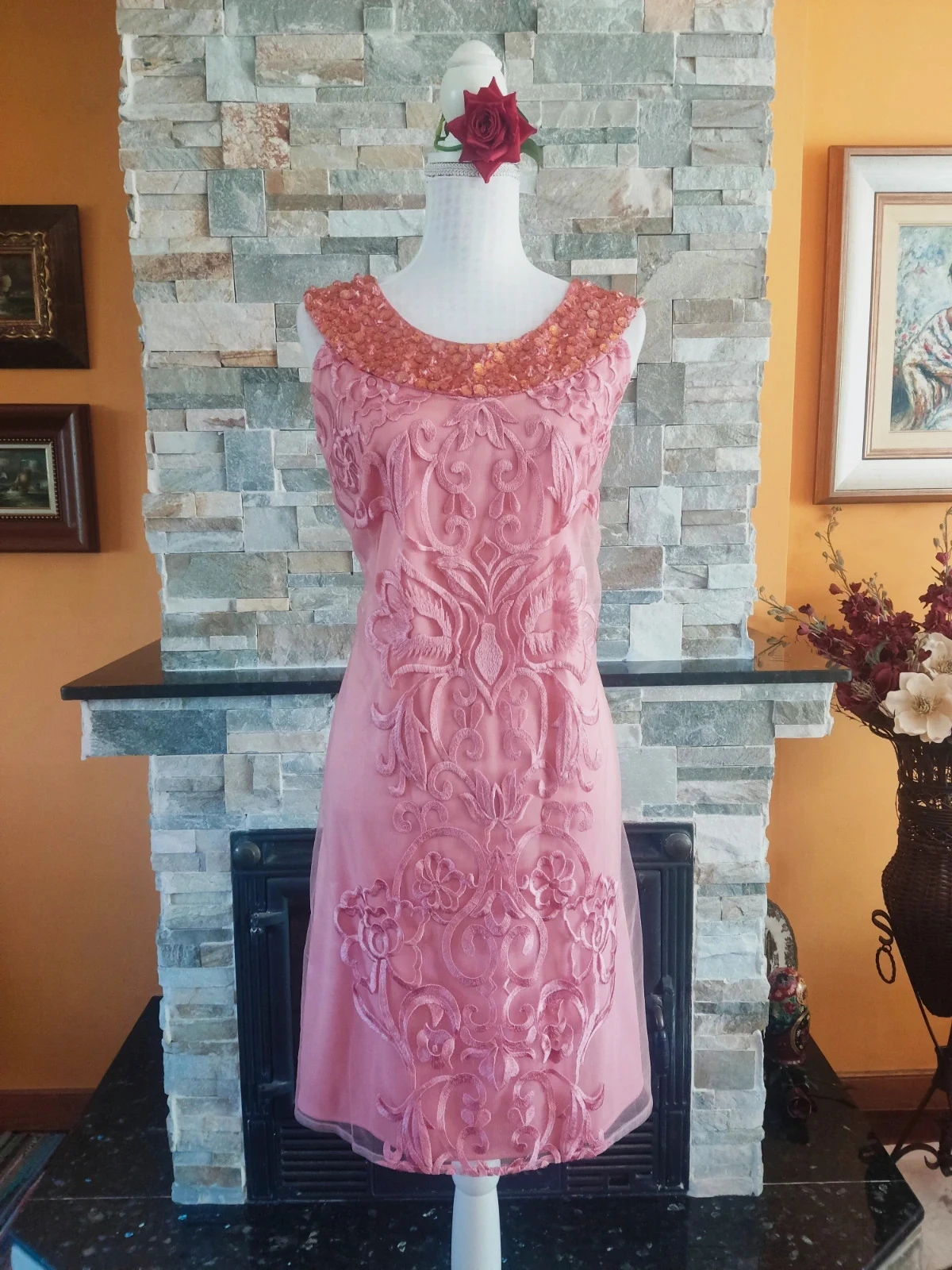 🔥 Maravilloso vestido de gasa bordada rosa con original cuello de abalorios