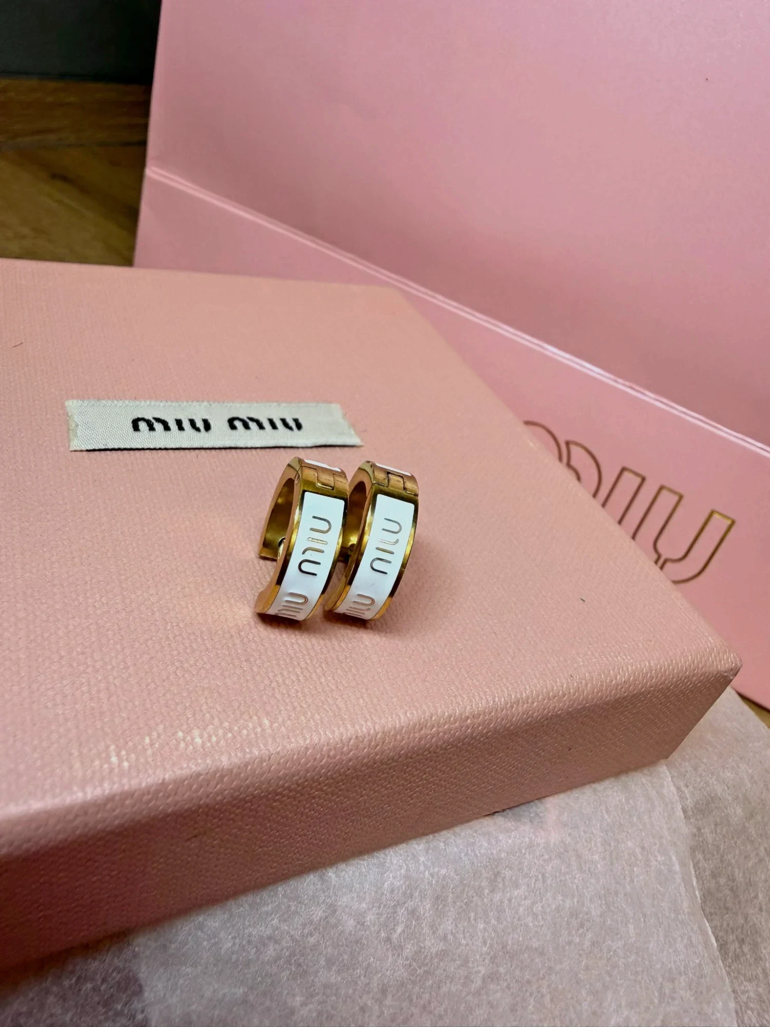Boucles d'oreilles créoles Miu Miu dorées et émaillées blanc