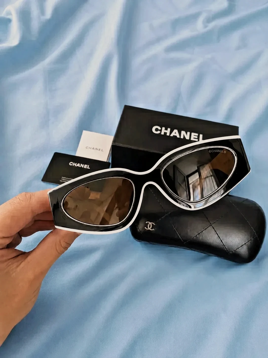 Lunettes de soleil Chanel monture noire contour blanc