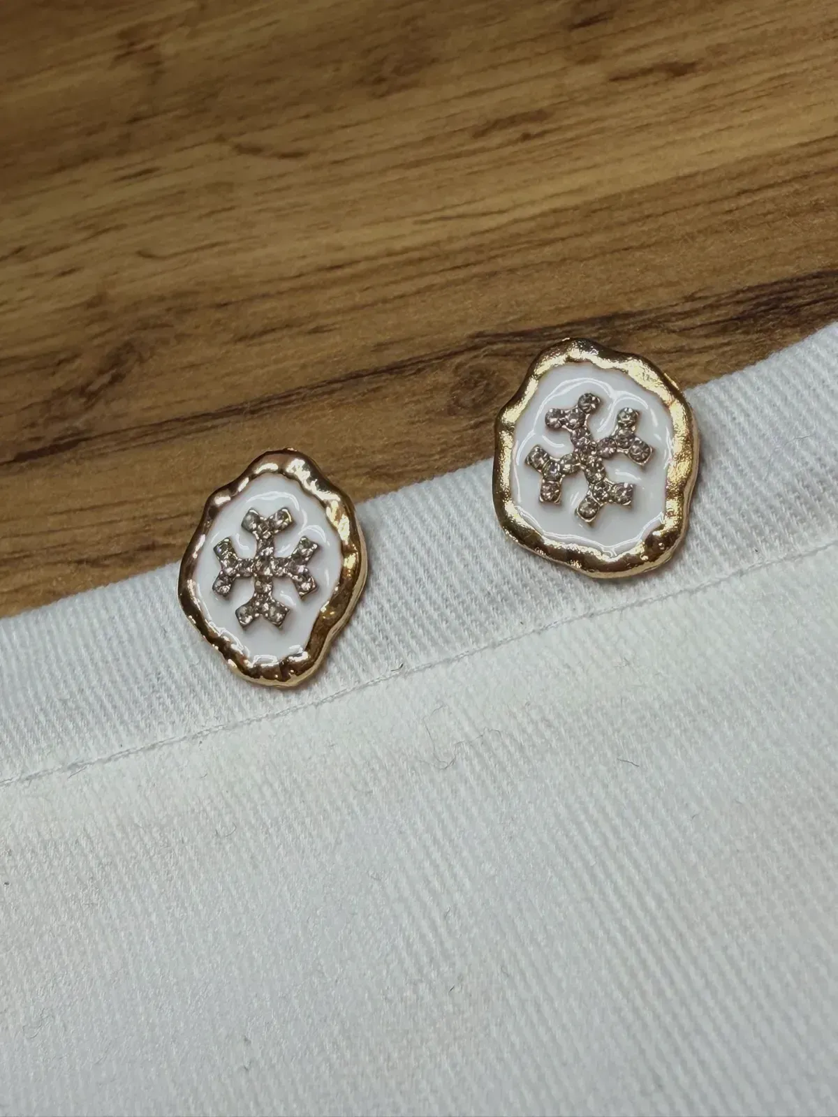 Boucles d'oreilles clous motif flocon émaillé blanc et doré – Kate Spade – blanc, doré 3