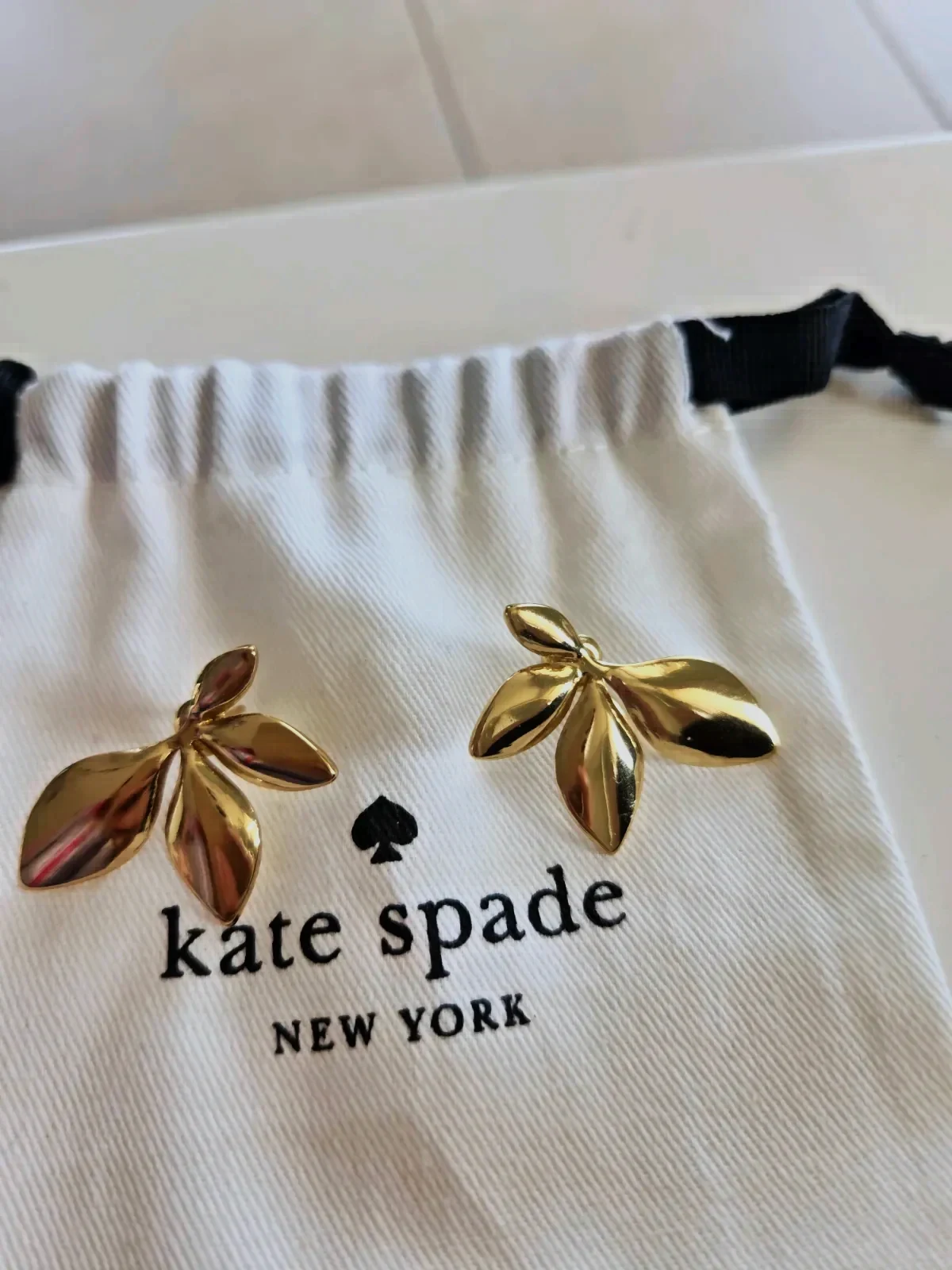 Boucles d'oreilles Kate Spade feuilles dorées