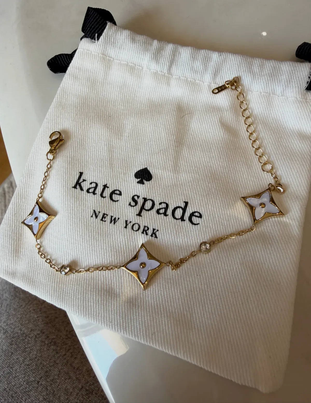 Bracelet en chaîne dorée Kate Spade avec motifs fleurs – Kate Spade – doré – taille Taille unique 2