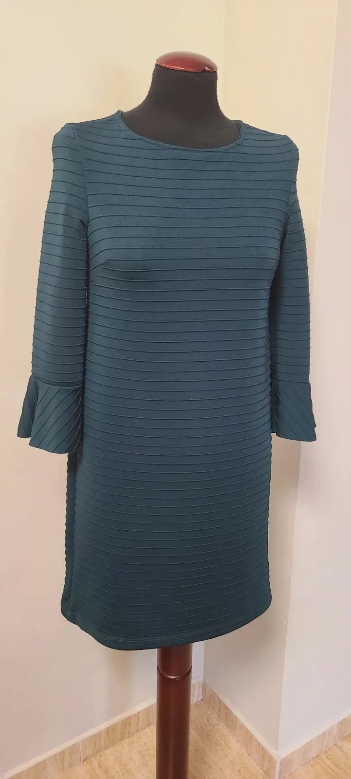 Vestido corto verde con mangas acampanadas – La Boutique – taille Taille unique 2