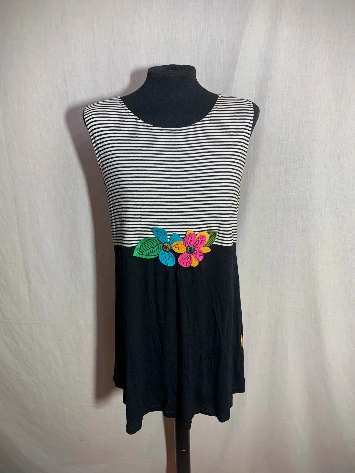 Vestido Rayas Blanco y Negro | Black and White Striped Dress with Floral Accent | Mamatoyae