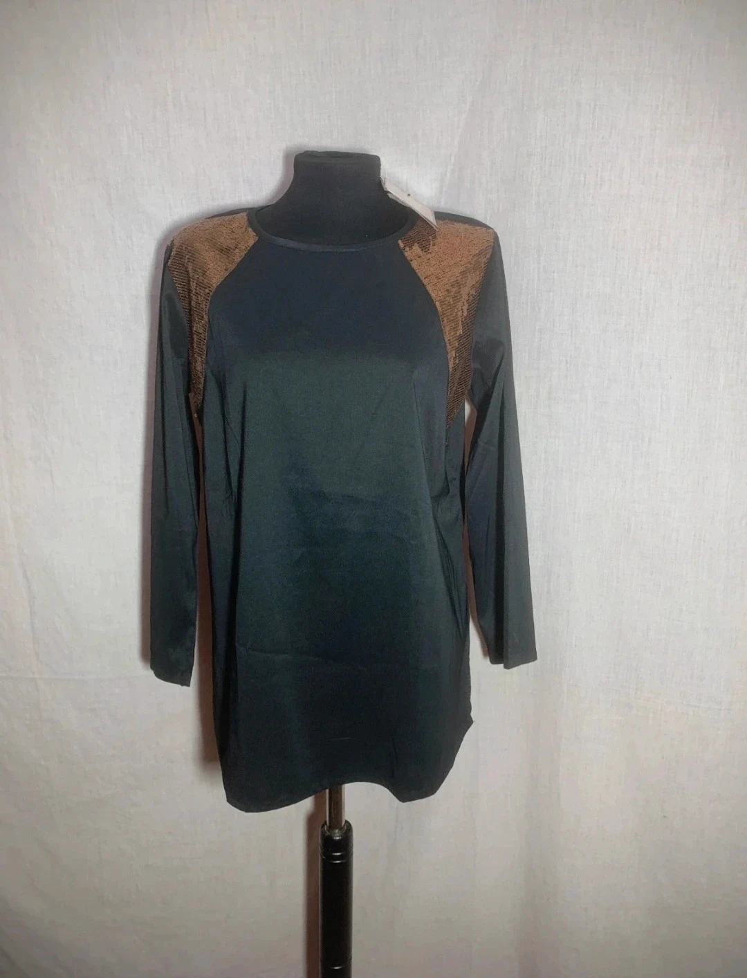 Blusa Negra con Lentejuelas Cobre | Black Blouse with Copper Sequins