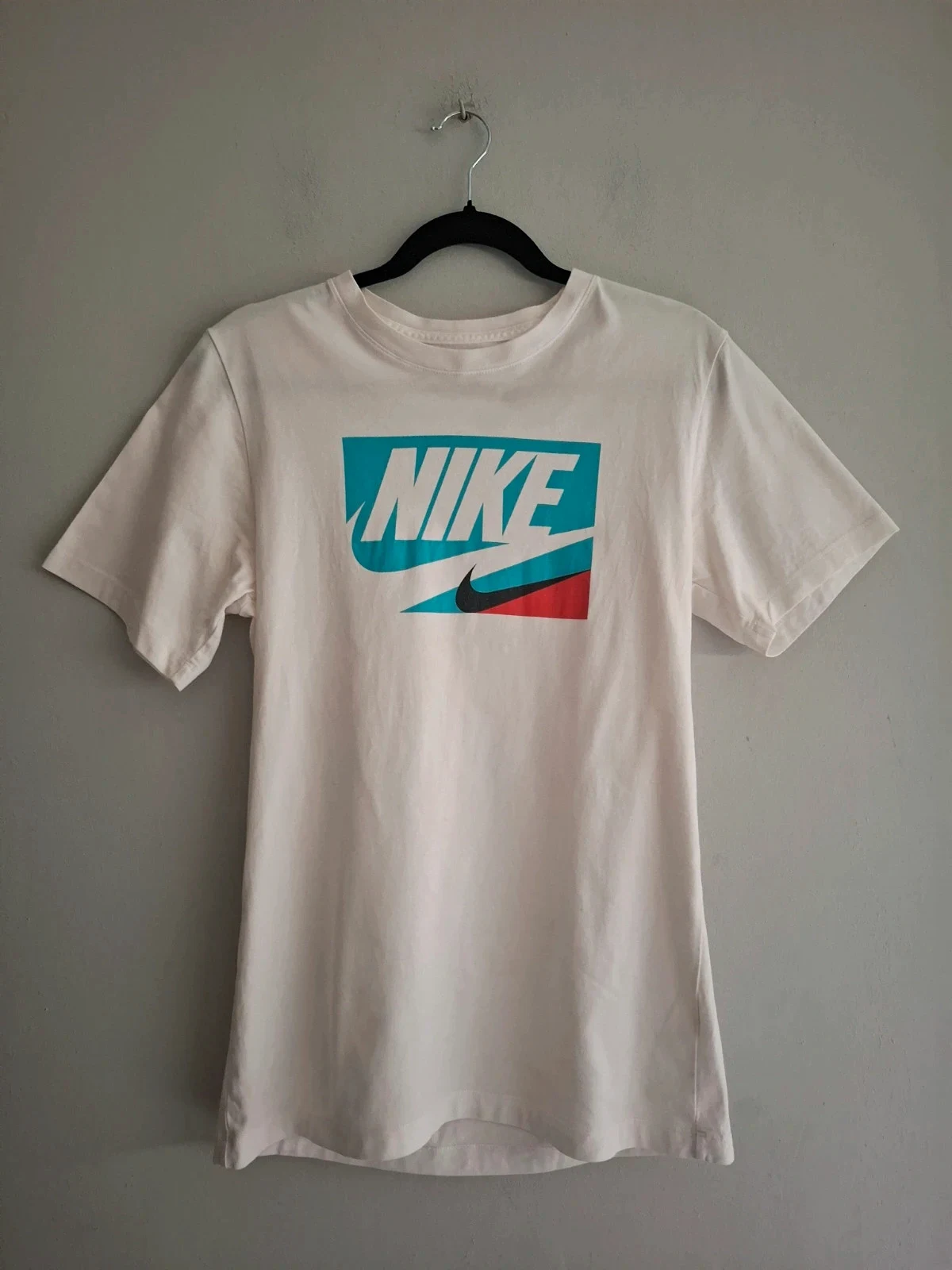 Camiseta Nike Blanca Logo Turquesa/Rojo Talla S – Nike – taille S