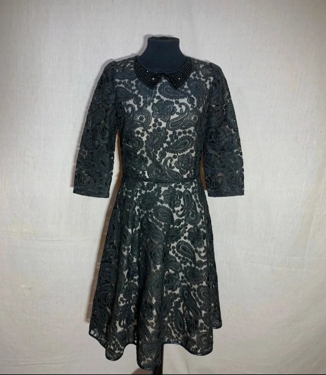 Vestido Bordado Negro con Cuello de Cisne Empedrado | Black Embroidered Dress with Beaded Turtleneck