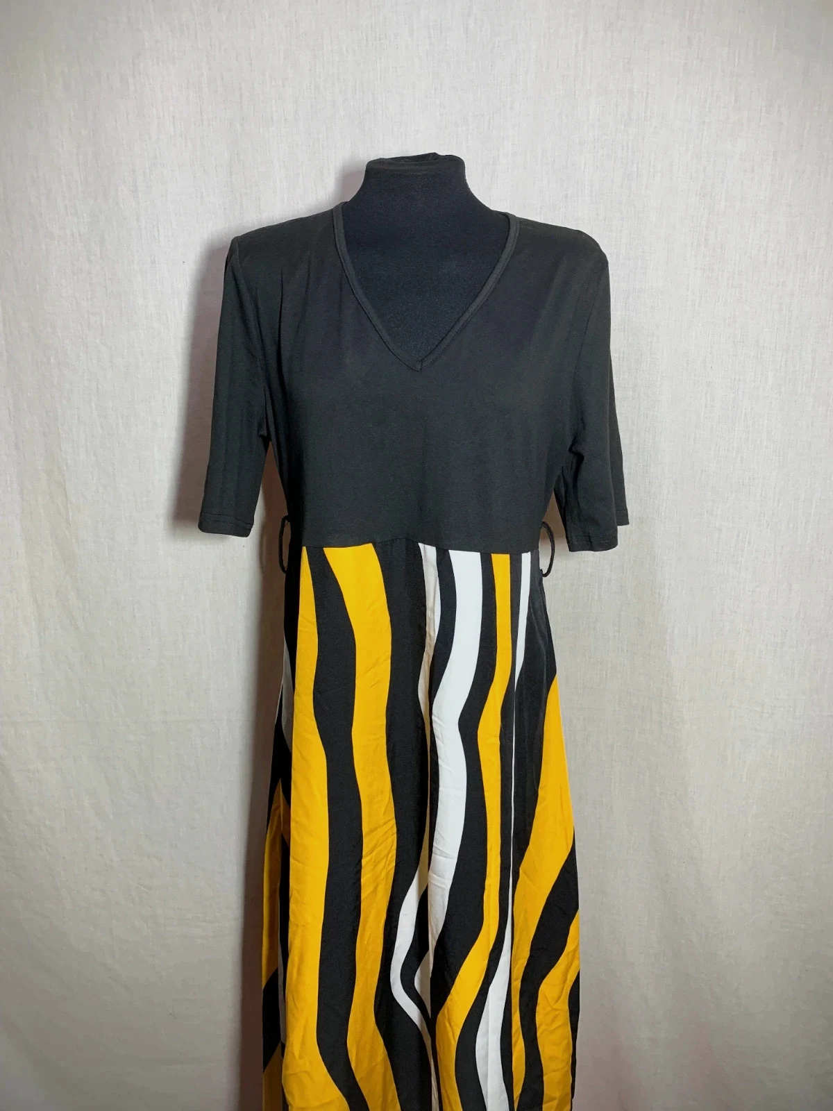 Vestido Negro con Falda a Rayas Amarillas y Blancas | Black Striped Midi Dress | Shein