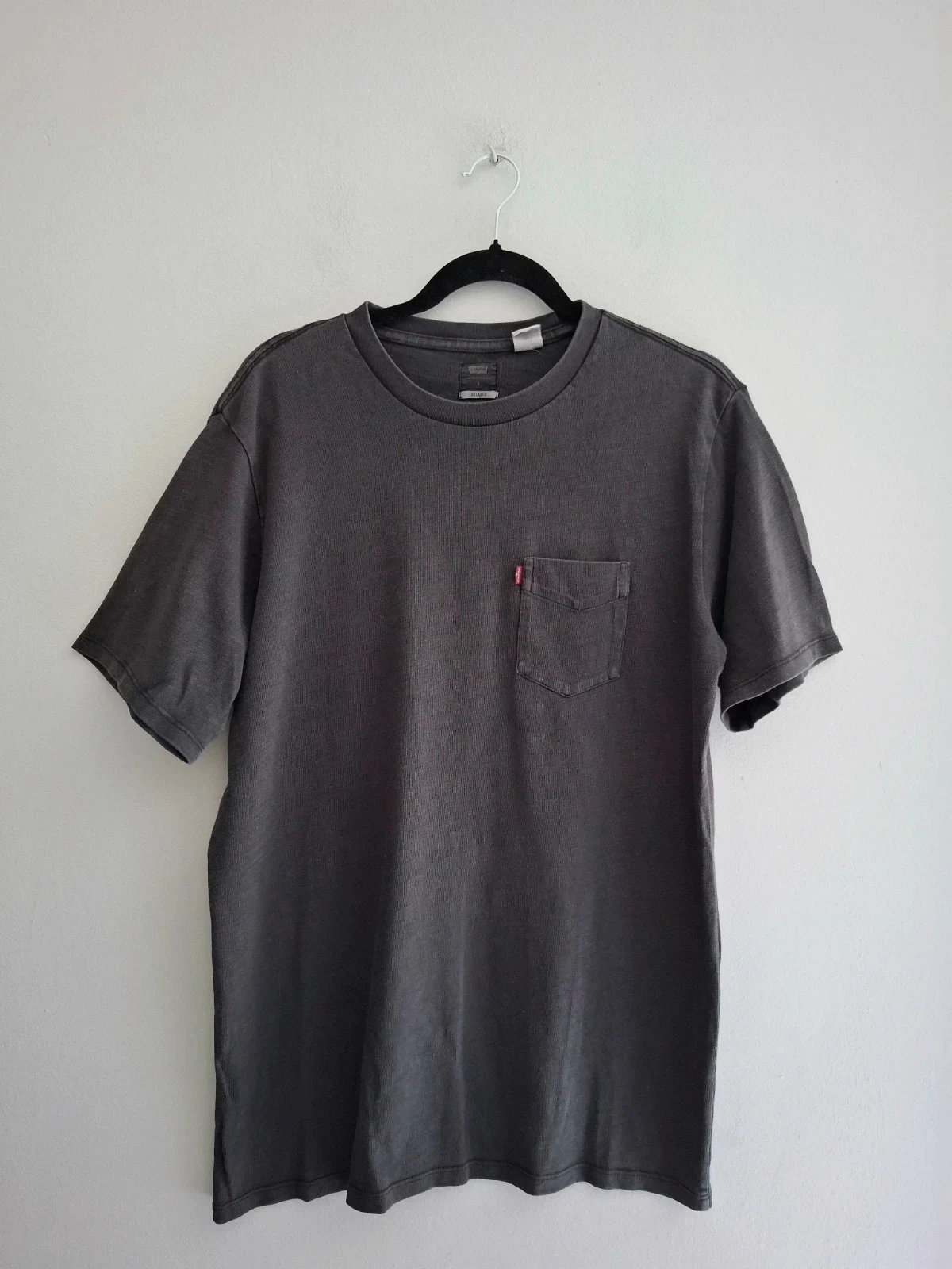 Camiseta Levi's Gris Antracita con Bolsillo - Talla S – Levi's – taille S
