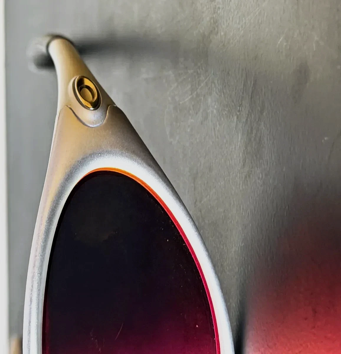 Lunettes de soleil ovales verres rouges