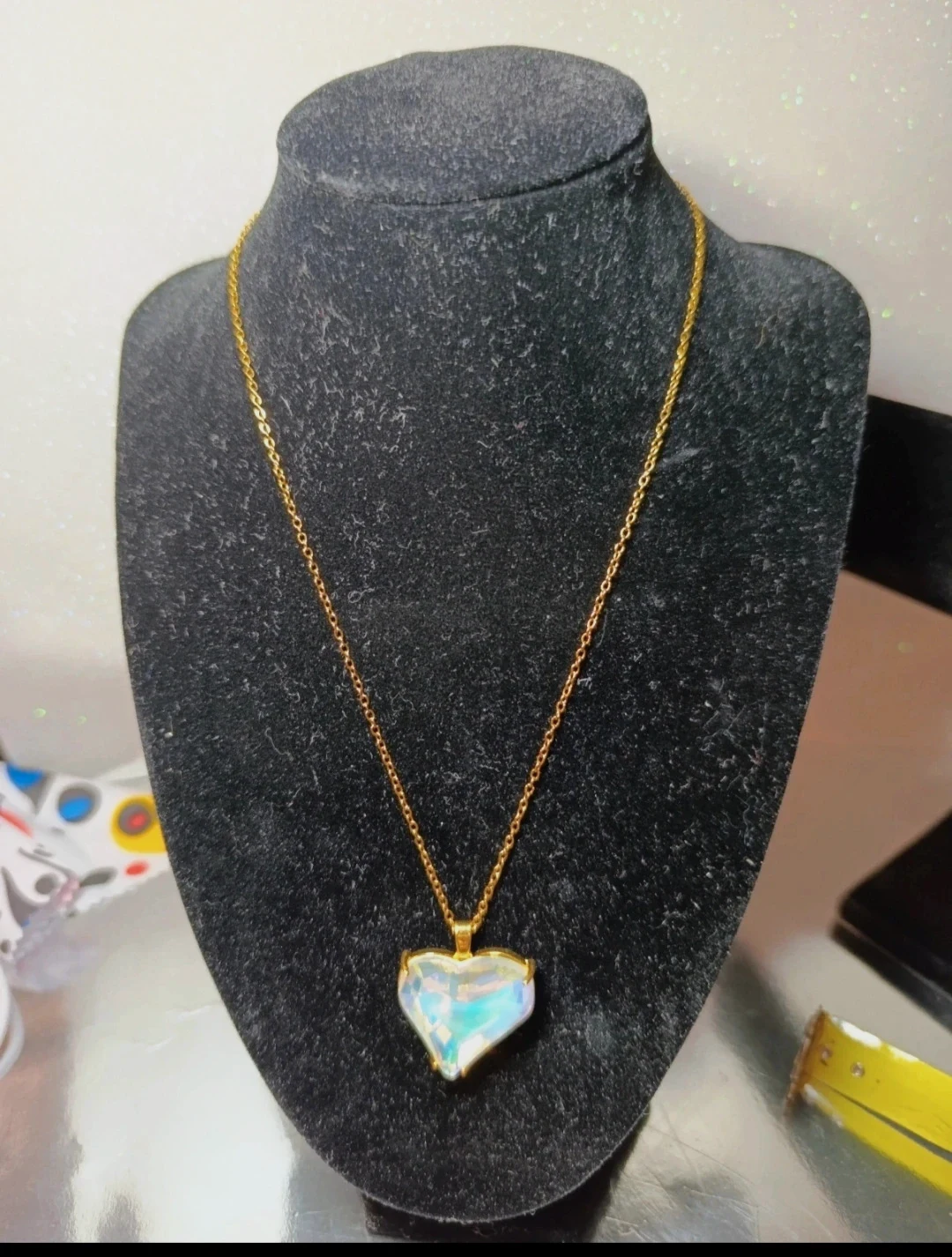 Cadena acero dorado y corazon blanco 48 cms