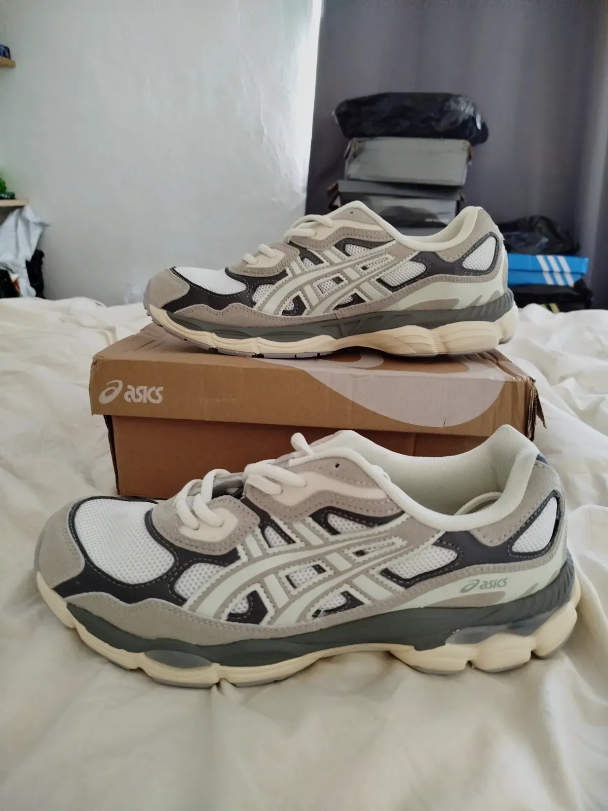 Chaussures blanche taille 44 – Asics – blanc, gris et bleu marine – taille 28 5