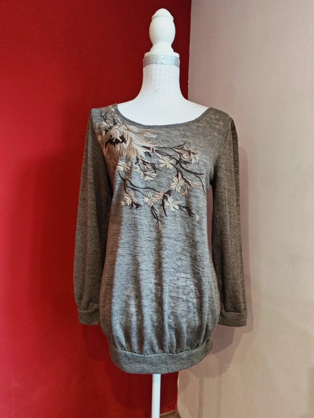 🌺 Camiseta tonos marrones jaspeado con bordado floral en el frente