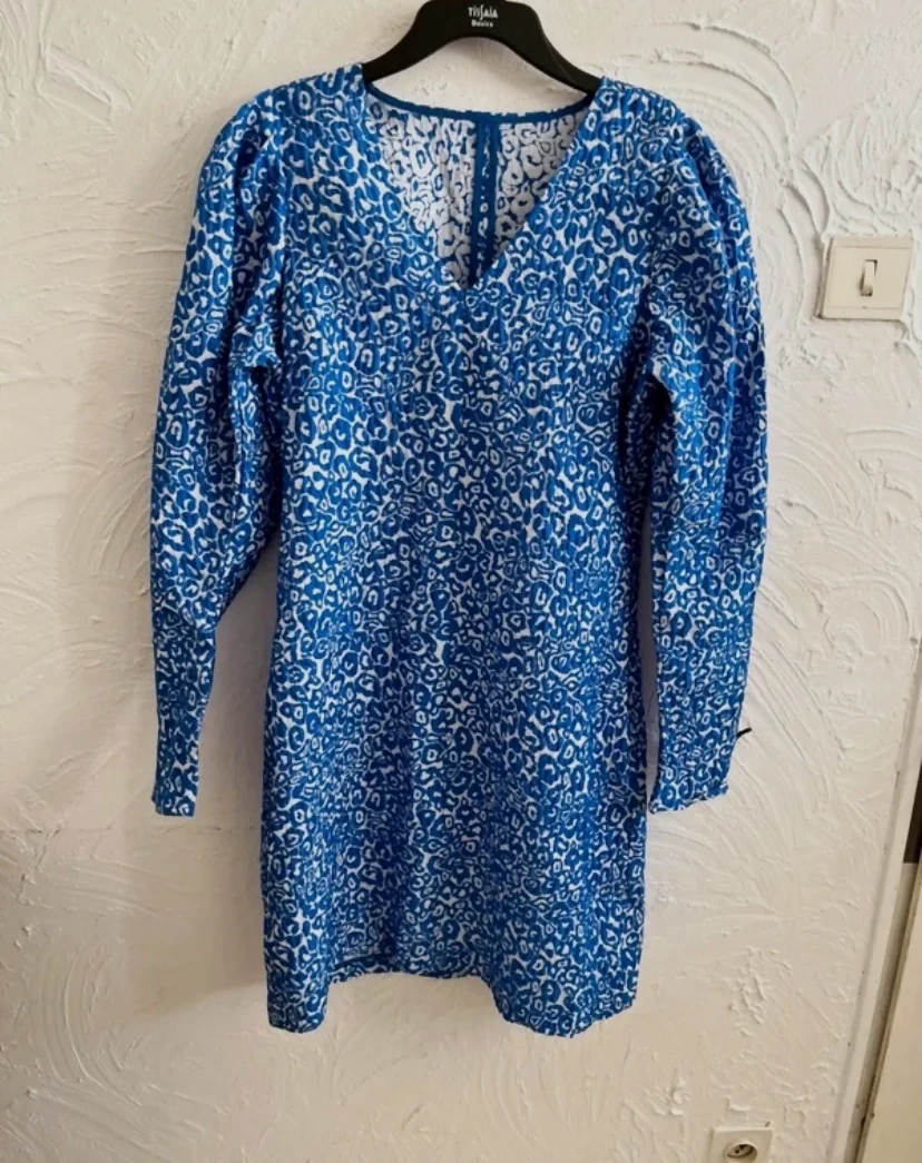 Robe bleue motifs fleuris manches longues