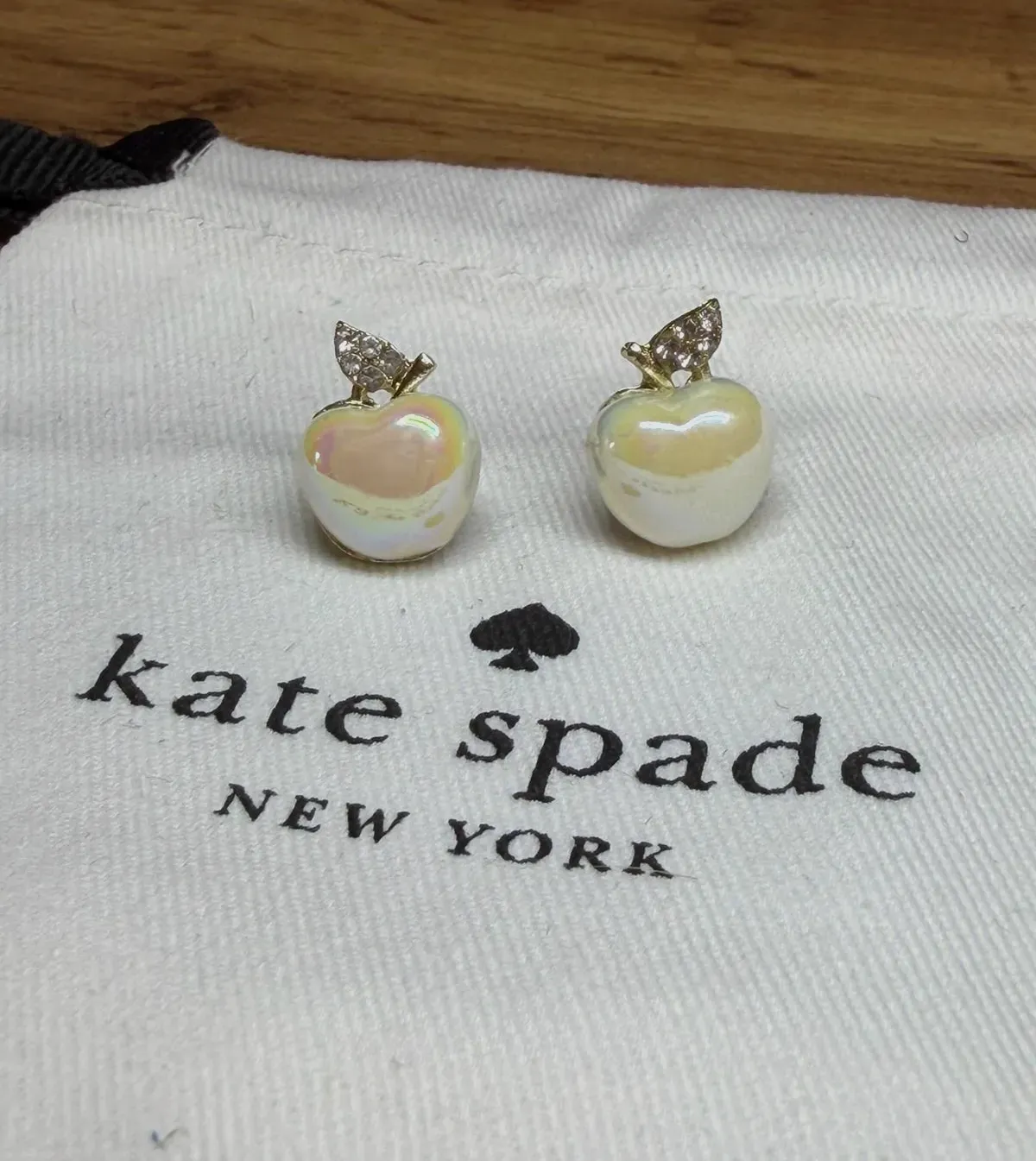 Boucles d'oreilles Kate Spade en forme de pomme nacre – Kate Spade – taille Taille unique 6