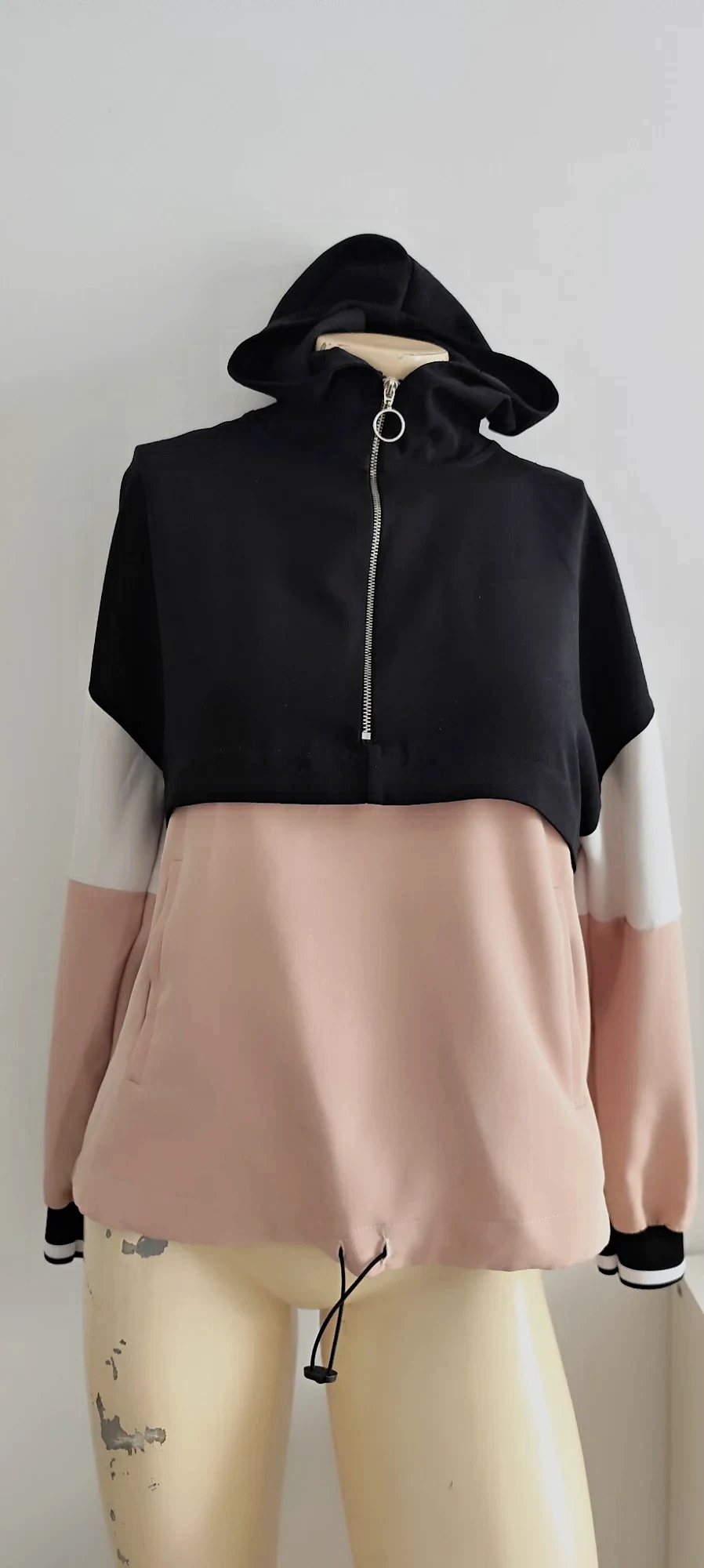 tres jolie haut a capuche taille s zara 