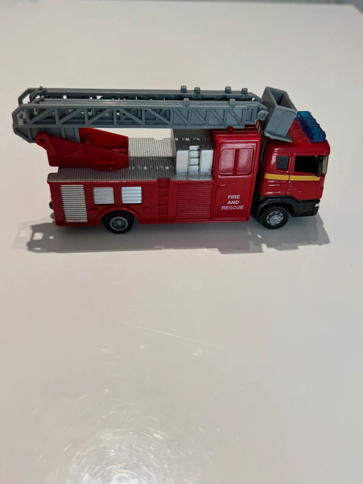 Camion Pompiers 1/64 en bon état