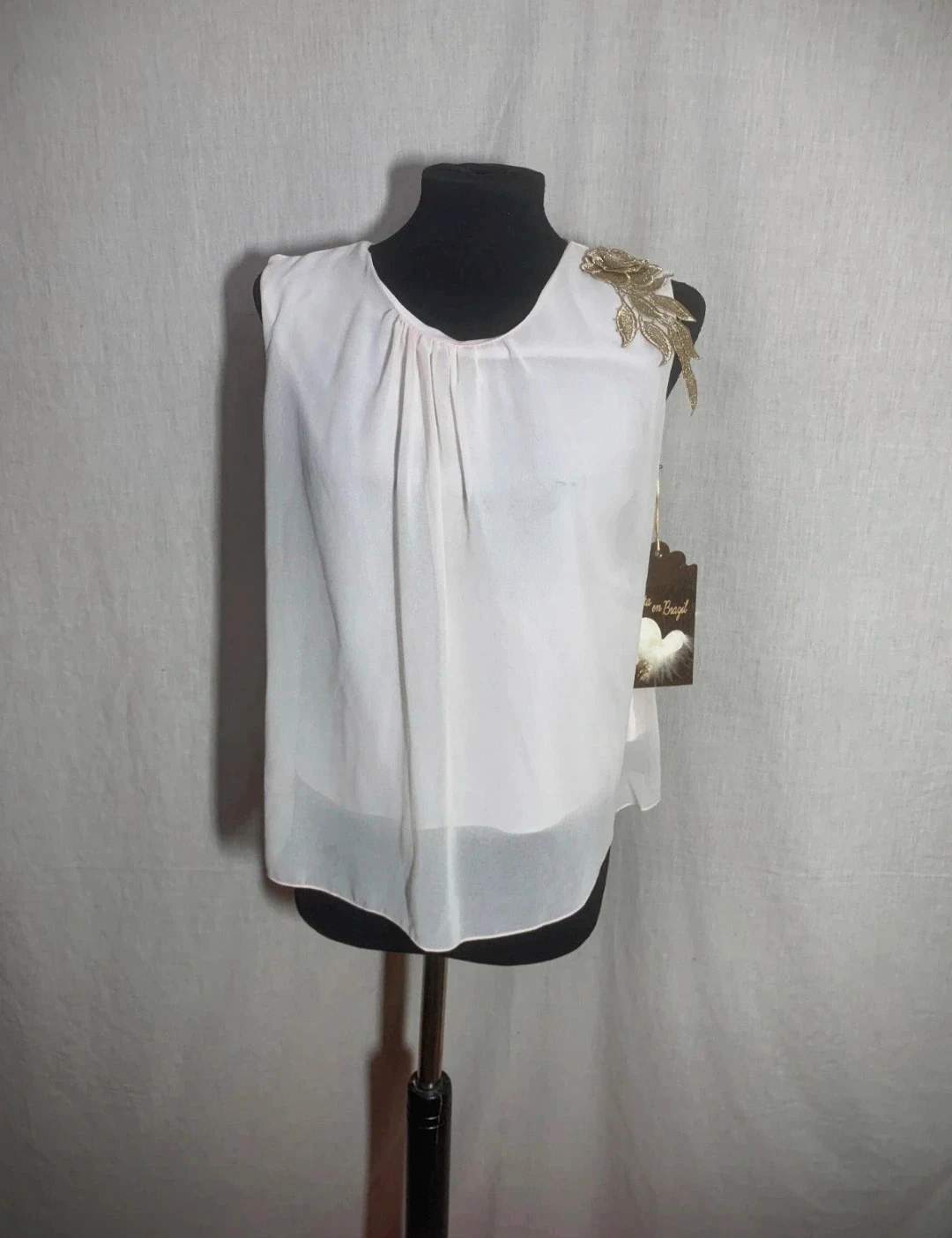 Blusa de Fiesta Rosa Claro con Flor Dorada | Light Pink Party Blouse with Golden Flower