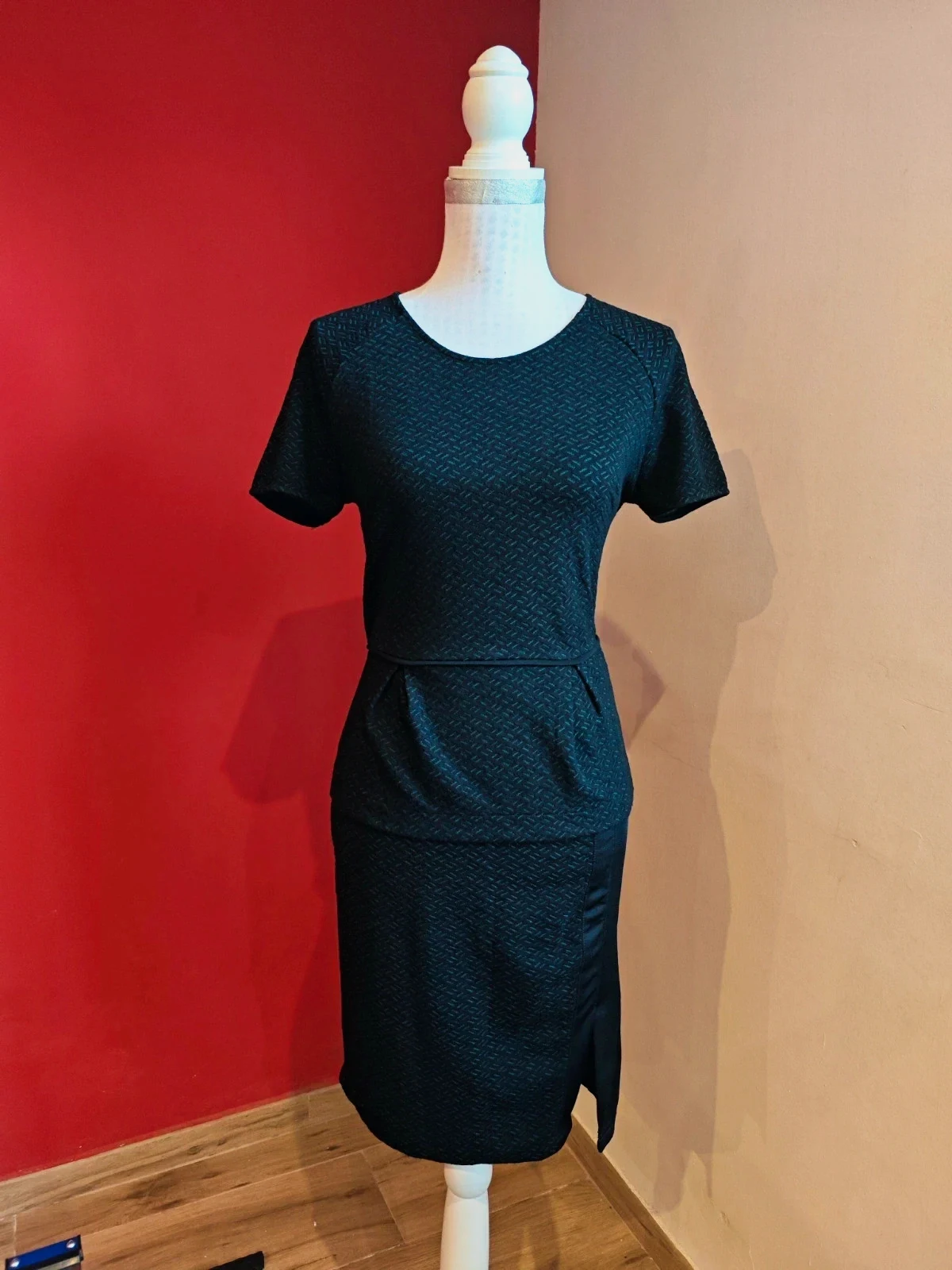 🌺 Elegante conjunto de falda y top negro con pintas verdes, de Trucco