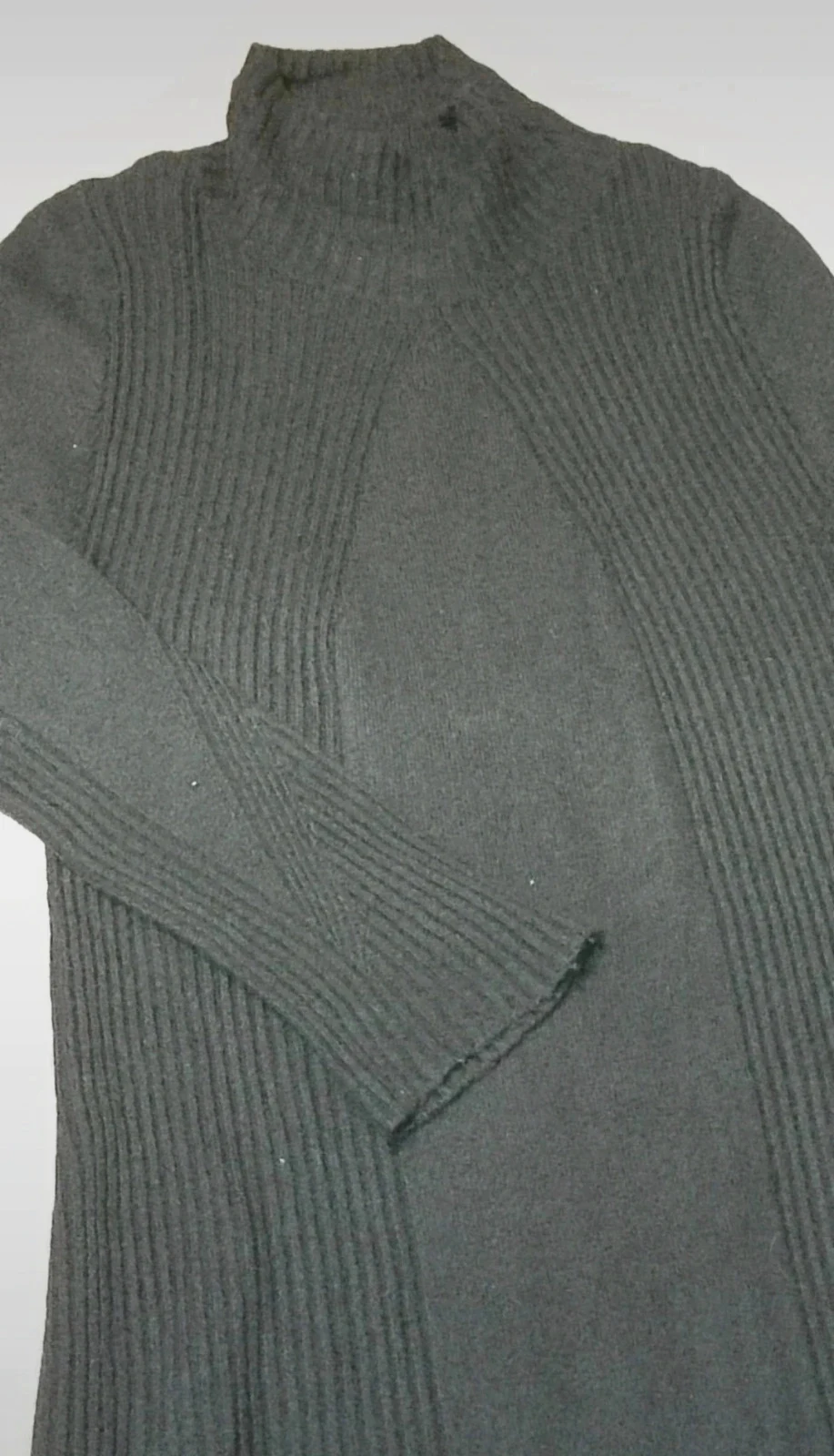 Vestido de punto negro.