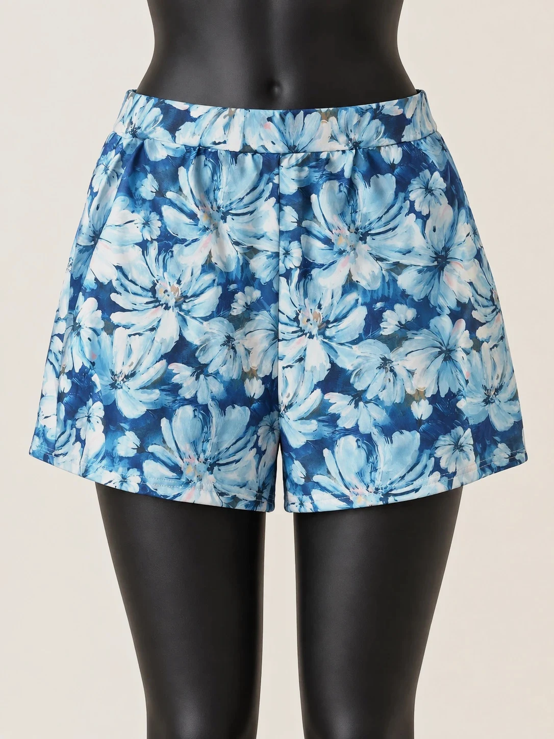 Short femme bleu à grandes fleurs blanches et bleu clair