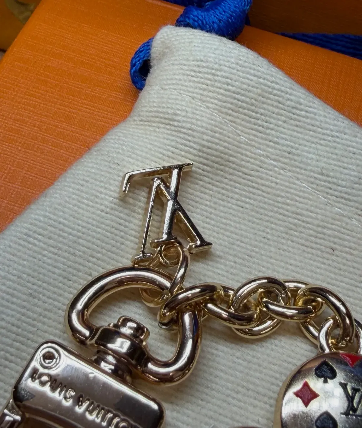 Louis Vuitton porte-clés fleur rose doré – Louis Vuitton – rose et doré – taille S 5