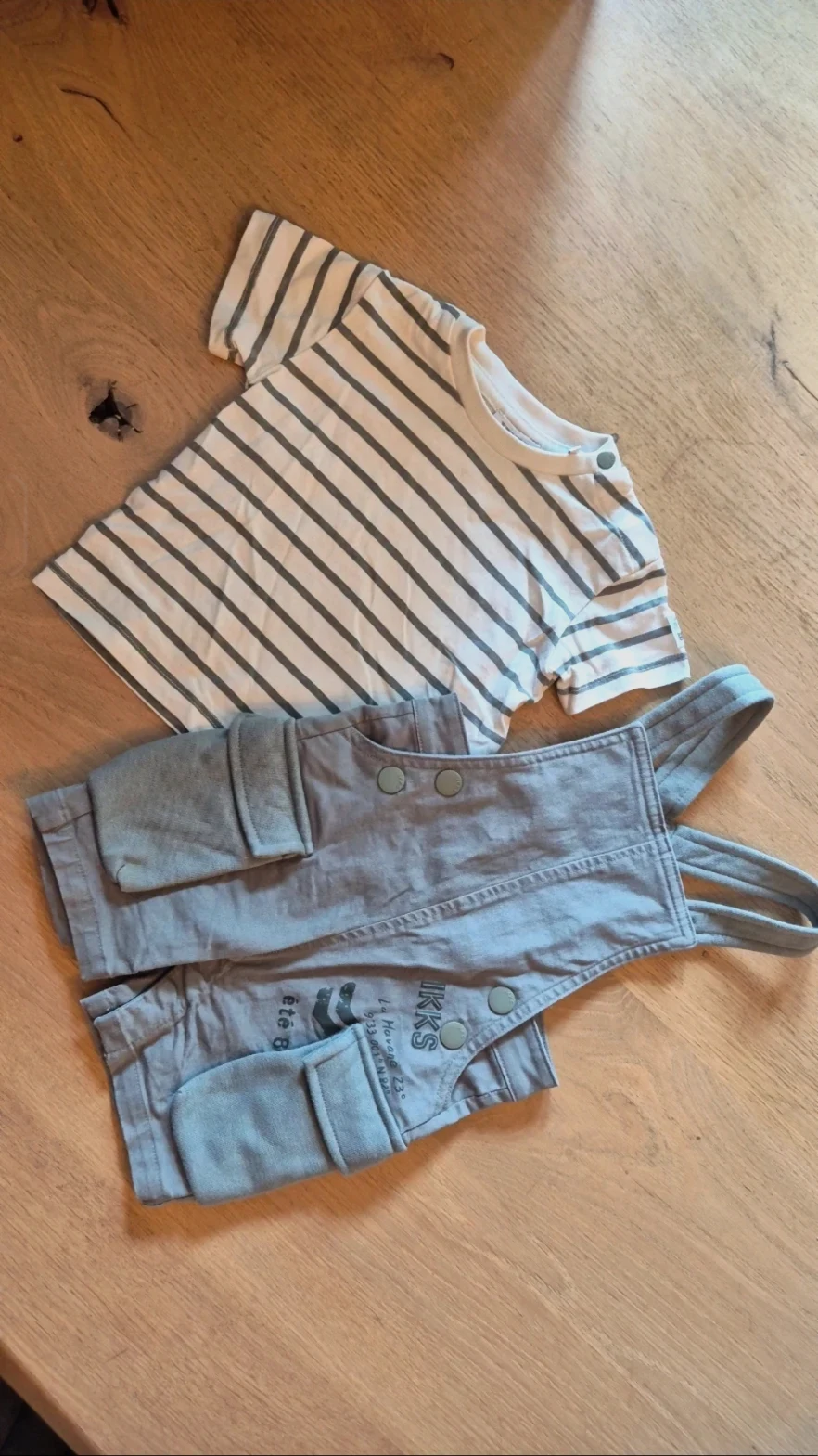 Ensemble bébé salopette et tee-shirt