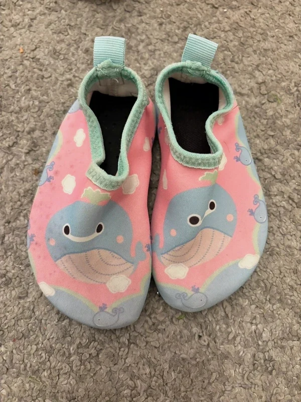 Cangrejeras para niña con un divertido diseño de ballenas – taille 24