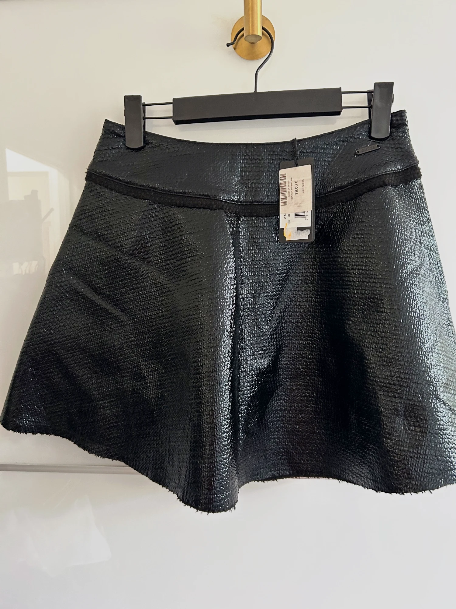 Jupe Guess 36 noire brillante texturée évasée neuve avec étiquette