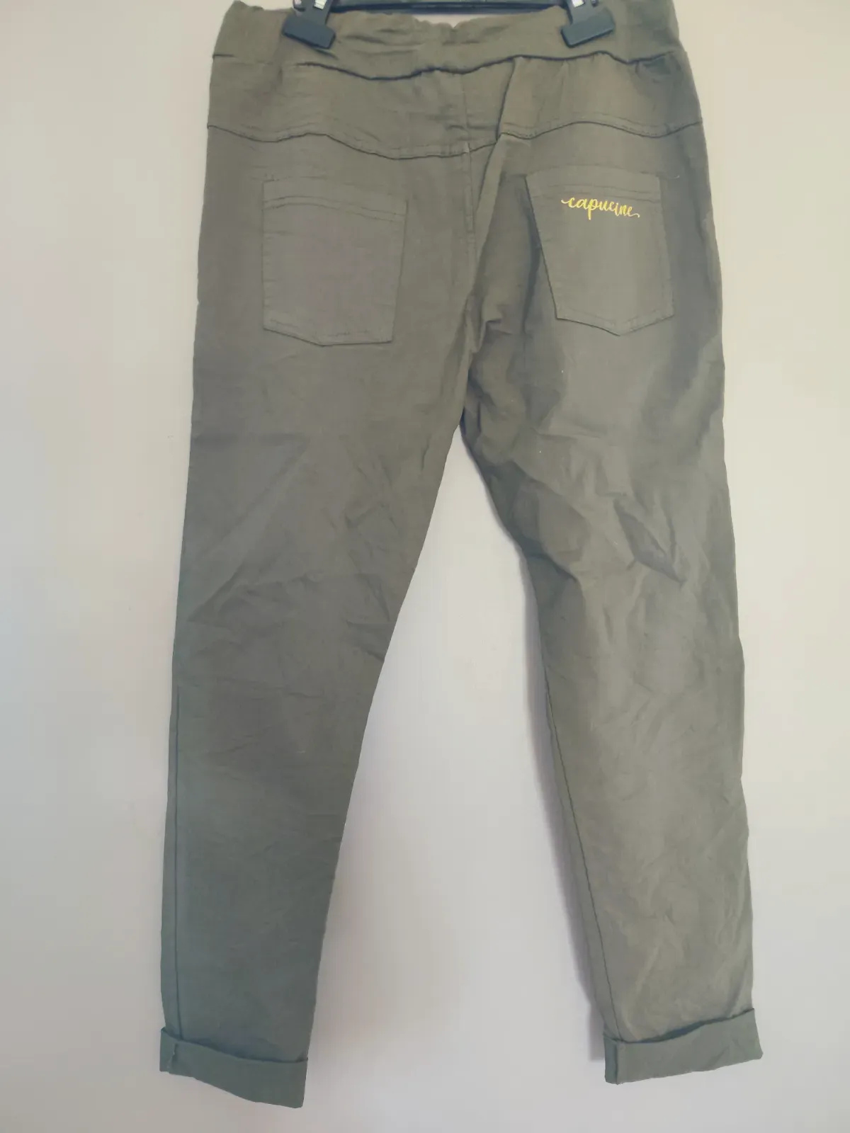 Pantalon fluide vert kaki Capucine Moda avec dentelle – Capucine Moda – taille Taille unique 4