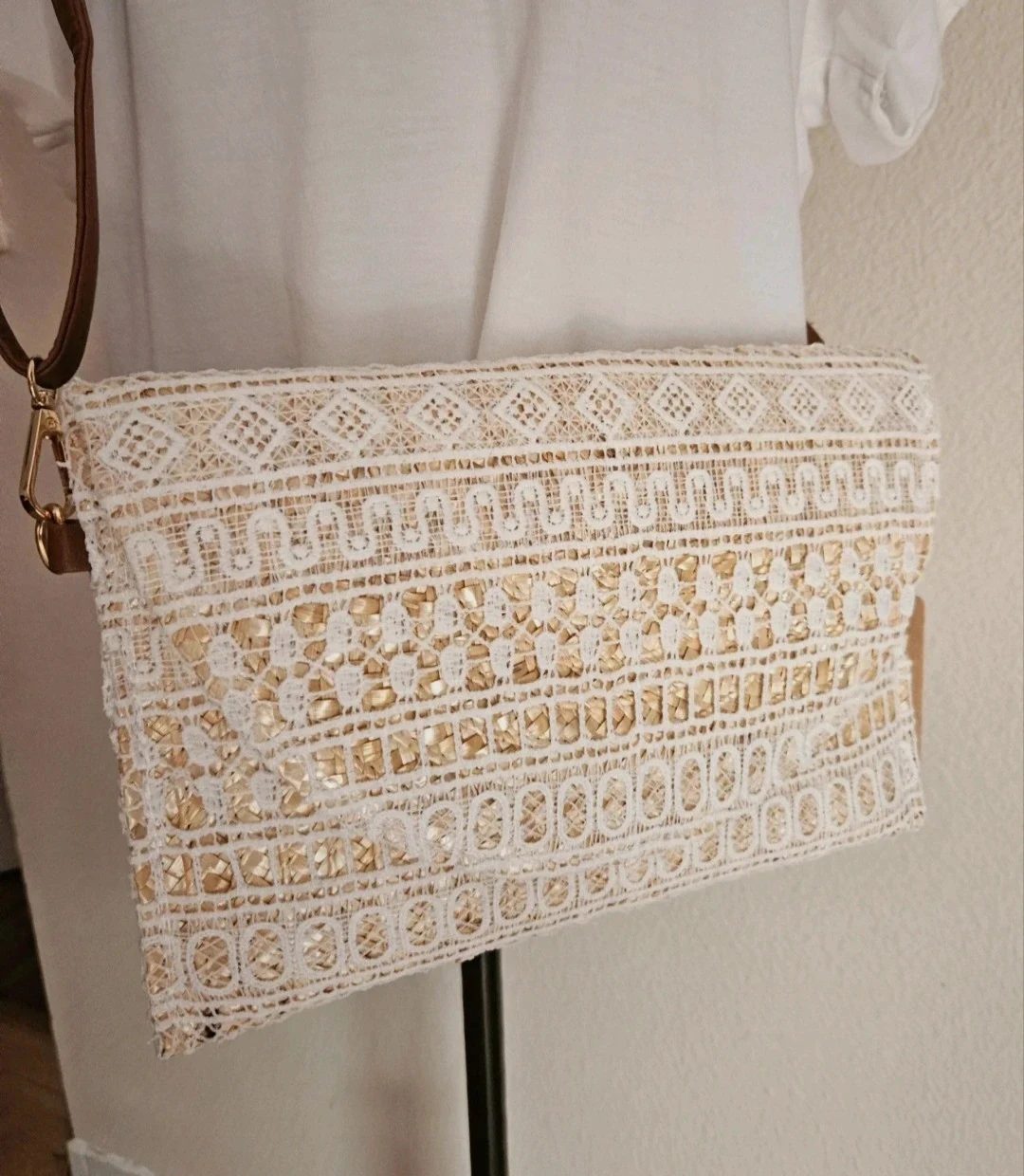 Magnifique pochette Bohême en paille et dentelle