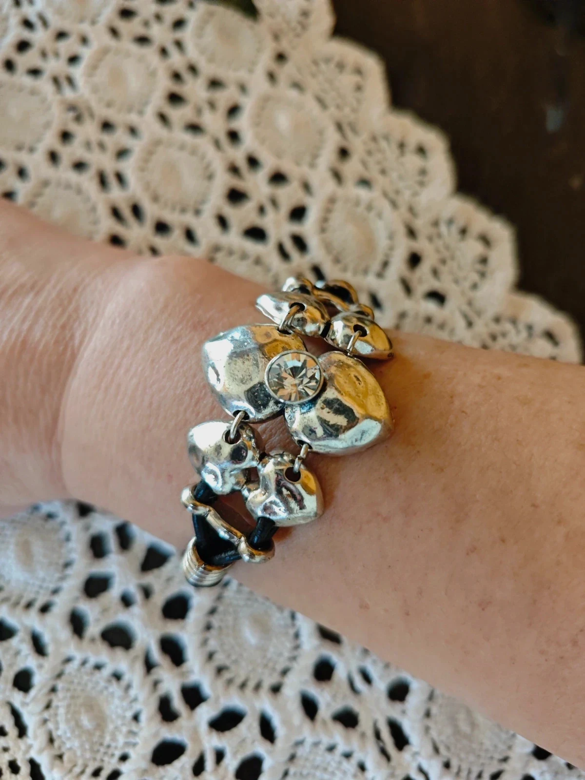 🌺Pulsera corazones plateados con brillante y cordón negro