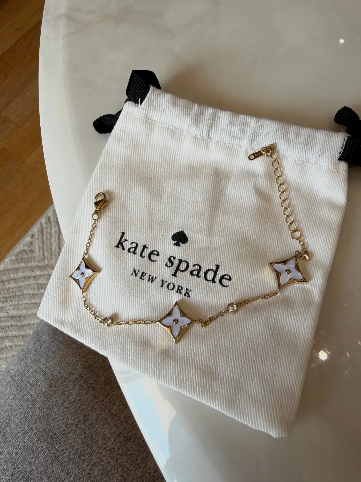 Bracelet en chaîne dorée Kate Spade avec motifs fleurs – Kate Spade – doré – taille Taille unique 4