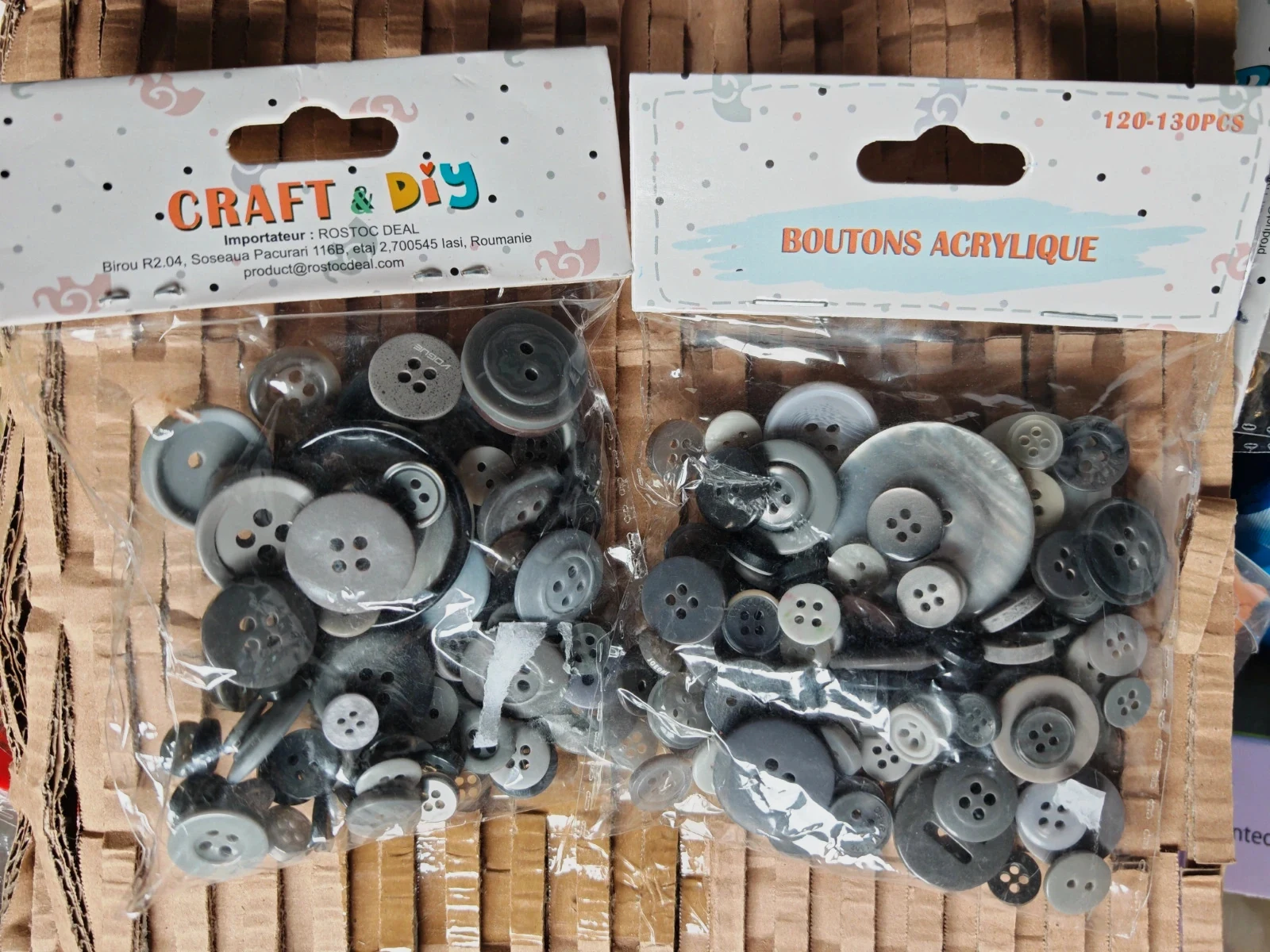 Lot de boutons acryliques assortis (120 à 130 pièces) Neuf